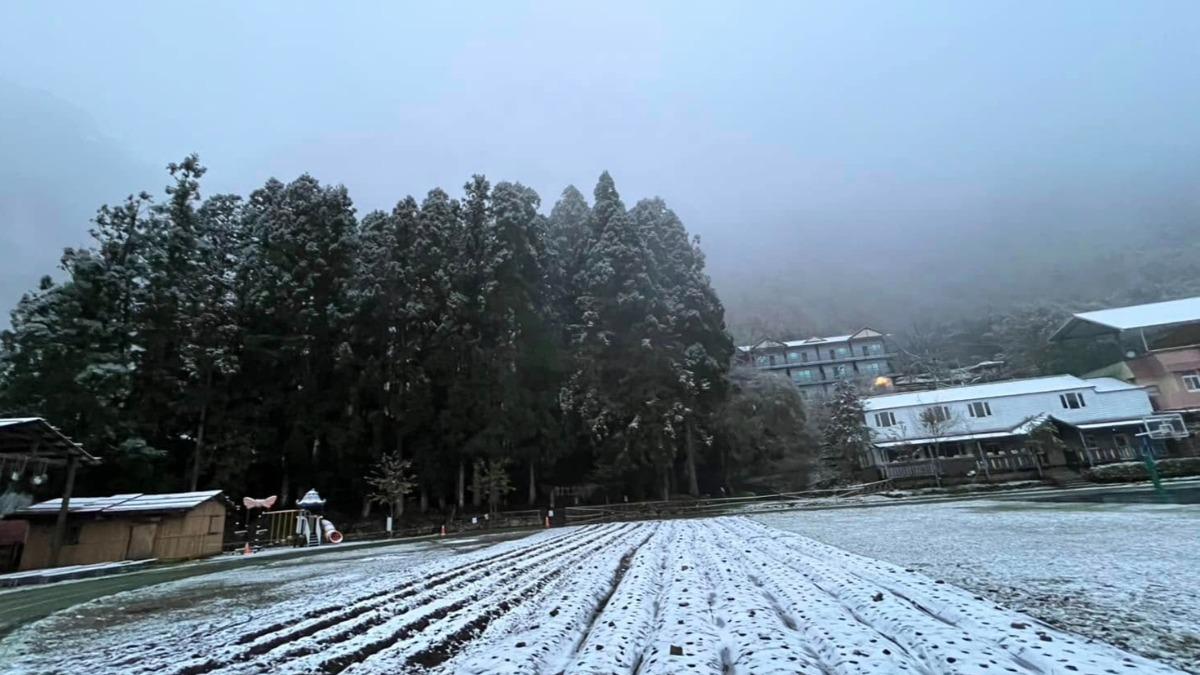 尖石鄉降下白雪。（圖／翻攝自新竹縣政府臉書）