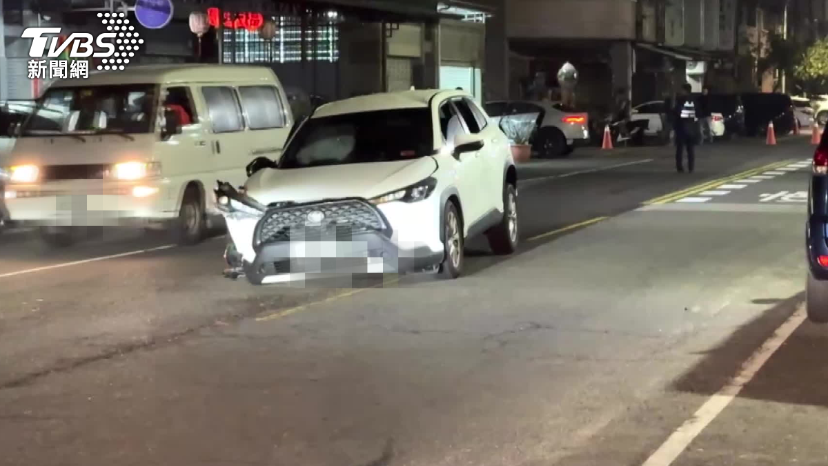 一輛出租休旅車撞上百萬跑車。（圖／TVBS）