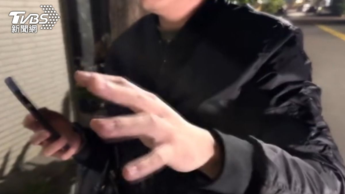 電動車駕駛驚恐稱，被撞當下感覺人生跑馬燈。（圖／TVBS）