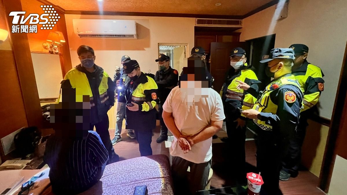 屏東里港警方查緝汽車旅館通緝犯及毒品。（圖／TVBS）