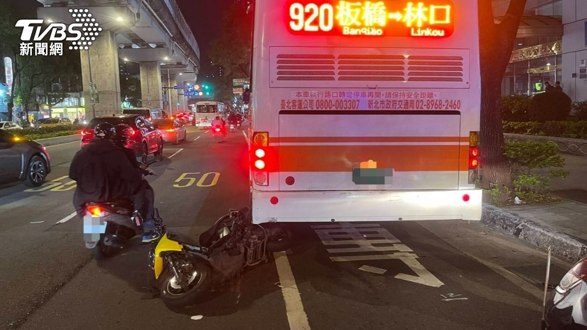 機車騎士噴飛後又撞上公車。（圖／TVBS）