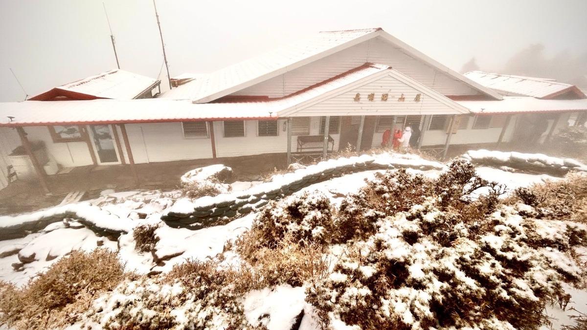 嘉明湖山區呈現銀白美景。(圖/嘉明湖國家步道 提供)