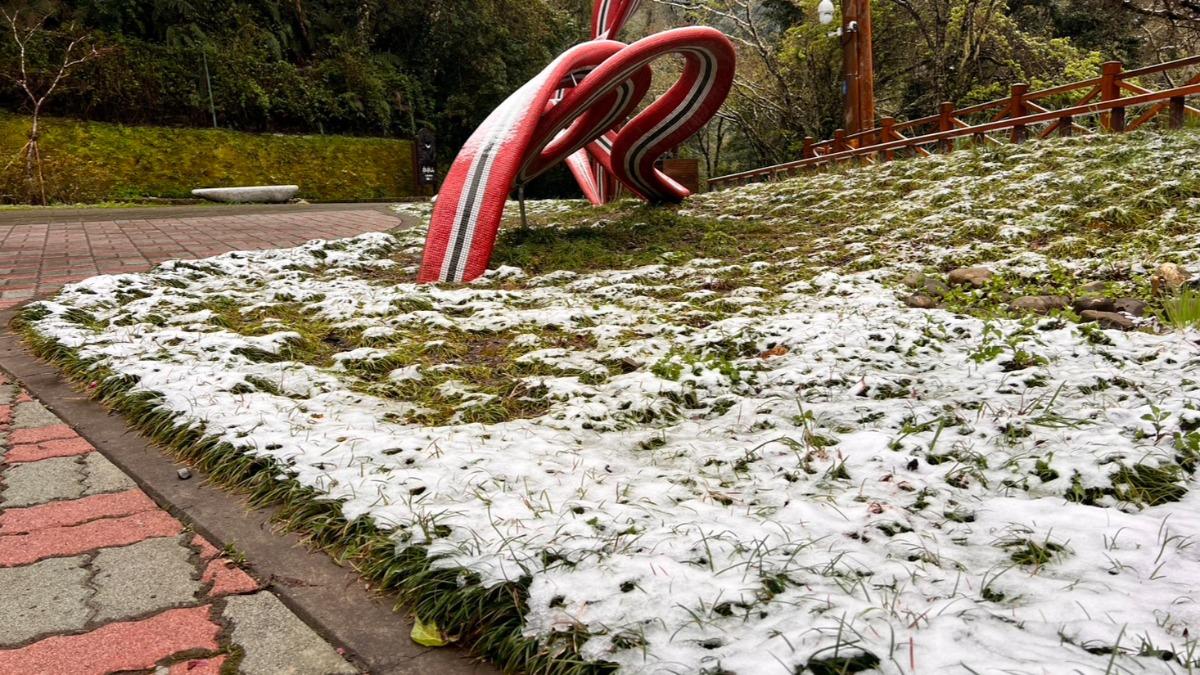 拉拉山降下三公分積雪。(圖/風管處提供)