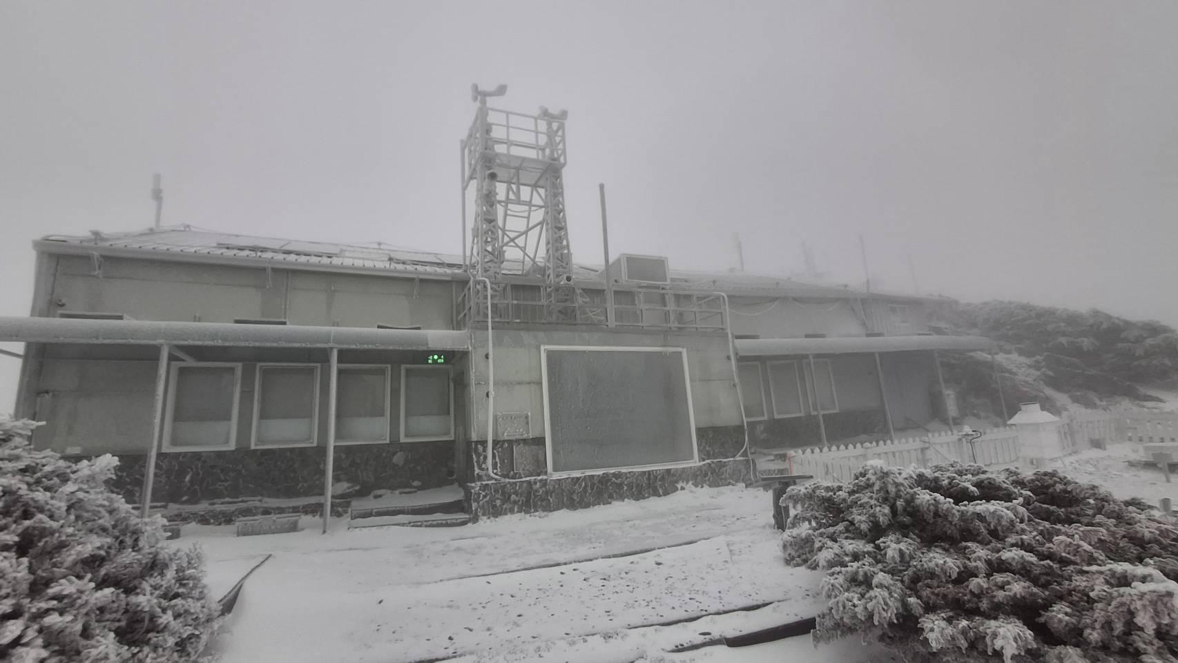 玉山氣象站今早累積積雪1公分。（圖／中央氣象署）