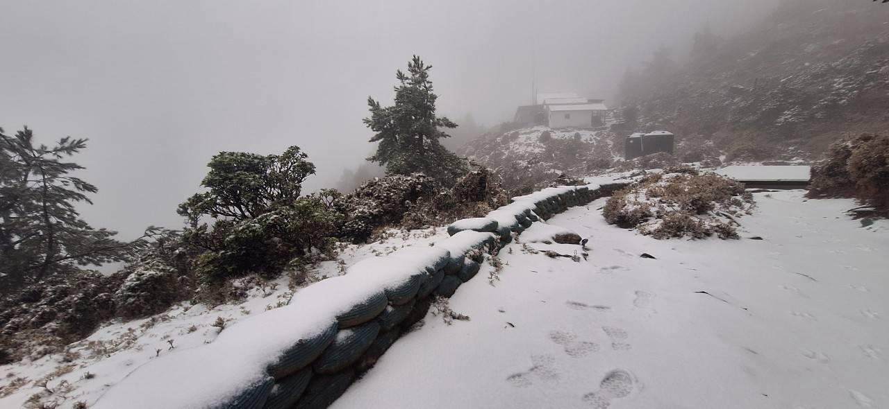 嘉明湖今早再度降雪。（圖／翻攝自臉書社團「熊出沒戶外休閒服務企業社社團」）