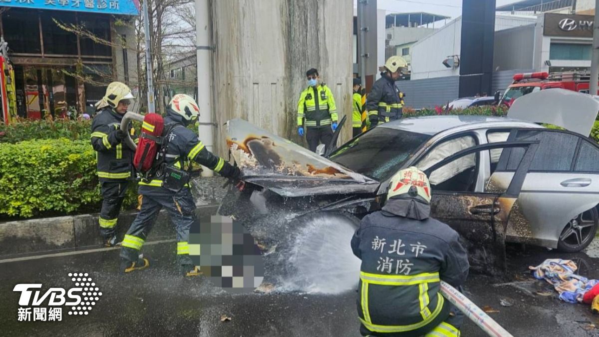 消防射水撲滅火勢。（圖／TVBS）