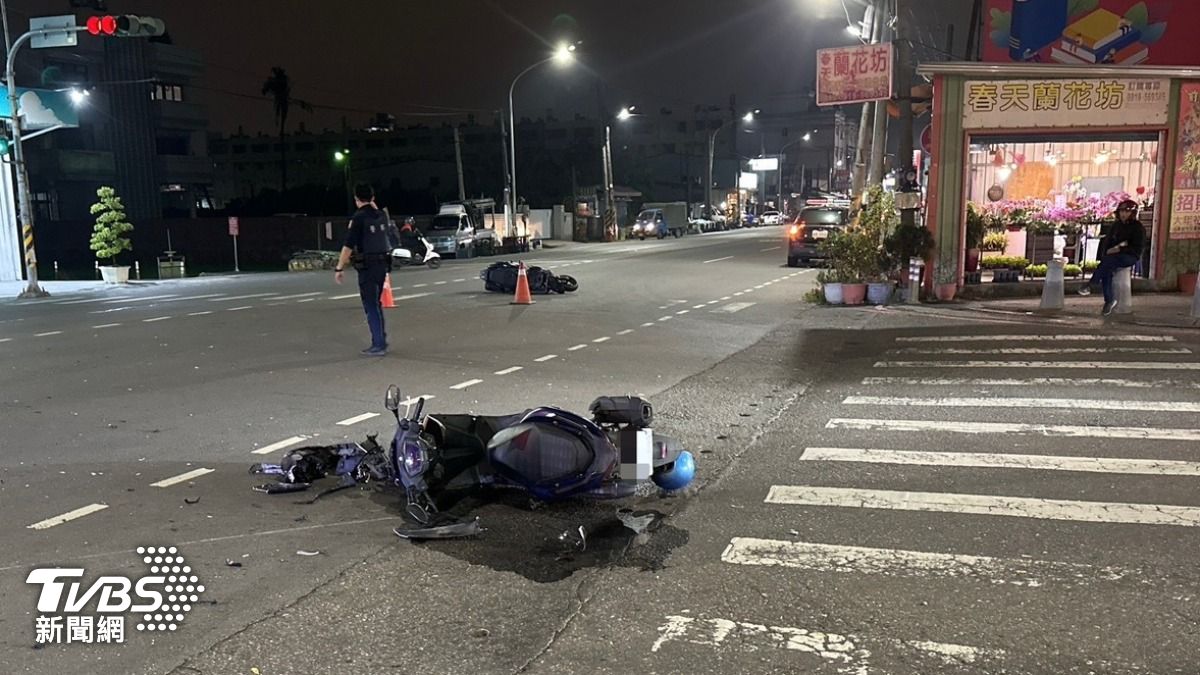 男大生見蔡男已經沒有呼吸心跳，立刻跪地CPR搶救。（圖／TVBS）