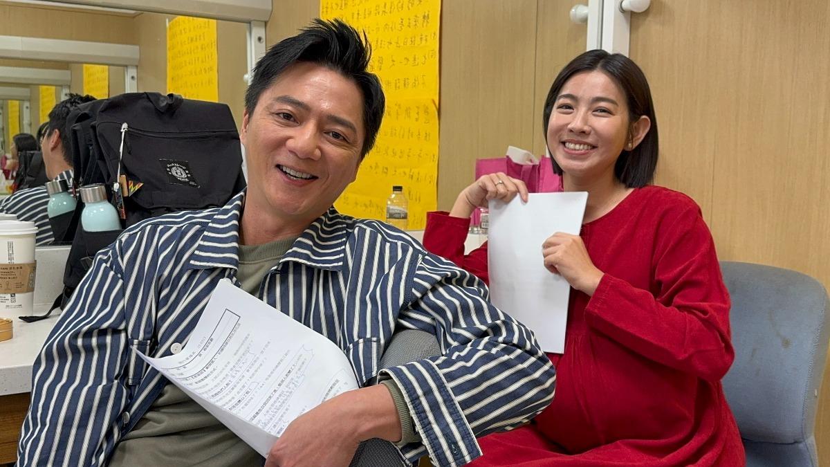 藍葦華（左）劇中大展流利客語，讓米可白很崇拜。（圖／民視提供）