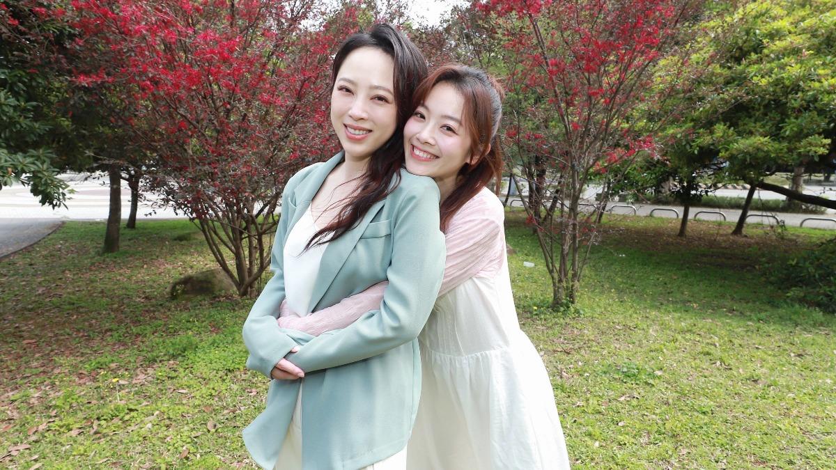 林筳諭（左）跟程雅晨（右）飾演藍葦華跟米可白的女兒。（圖／民視提供）