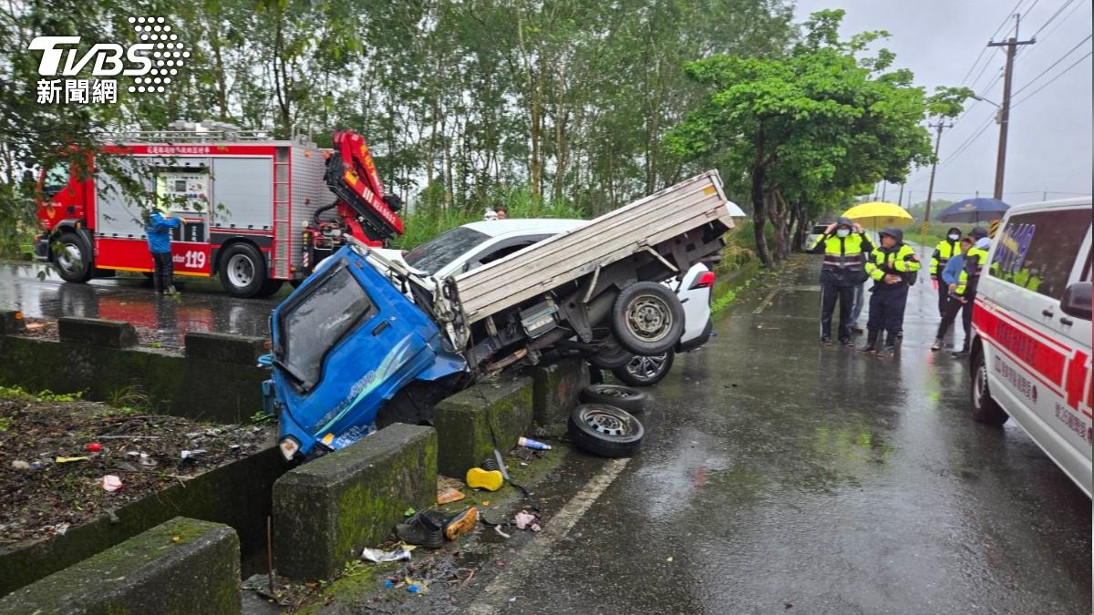 小貨車駕駛當時無呼吸心跳，送醫不治。（圖／TVBS）