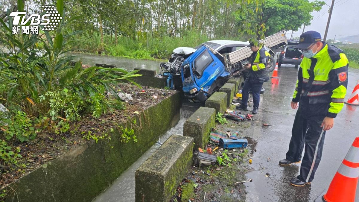 該交叉路口無號誌，雙方疑似皆沒有減速對撞。（圖／TVBS）