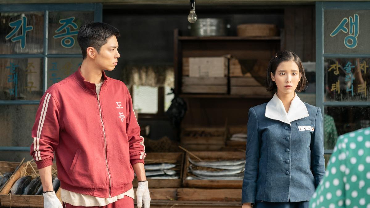 朴寶劍、IU在《苦盡柑來遇見你》中都以超樸素造型示人。（圖／Netflix提供）