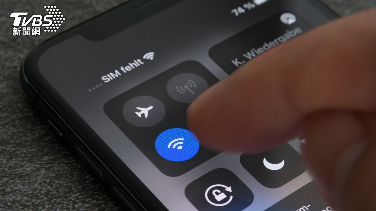 iPhone外出關閉Wi-Fi可省電。（示意圖／達志影像Shutterstock）