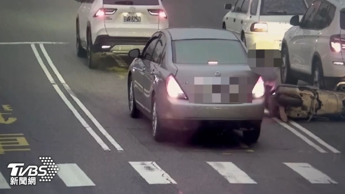 轎車被後方一部雙載的機車碰撞車尾。（圖／TVBS）