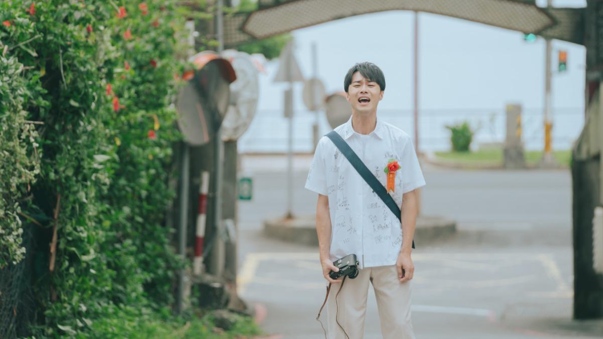 施柏宇在平交道對面聲嘶力竭大喊。（圖／阿榮影業提供）