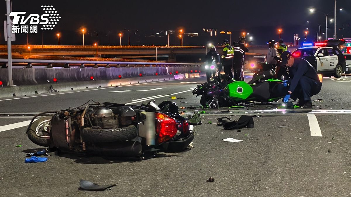 86歲李姓老翁騎乘輕型機車逆向上橋，與24歲康姓重機女騎士迎面對撞，造成李翁傷重不治。（圖／陳冠宇攝）
