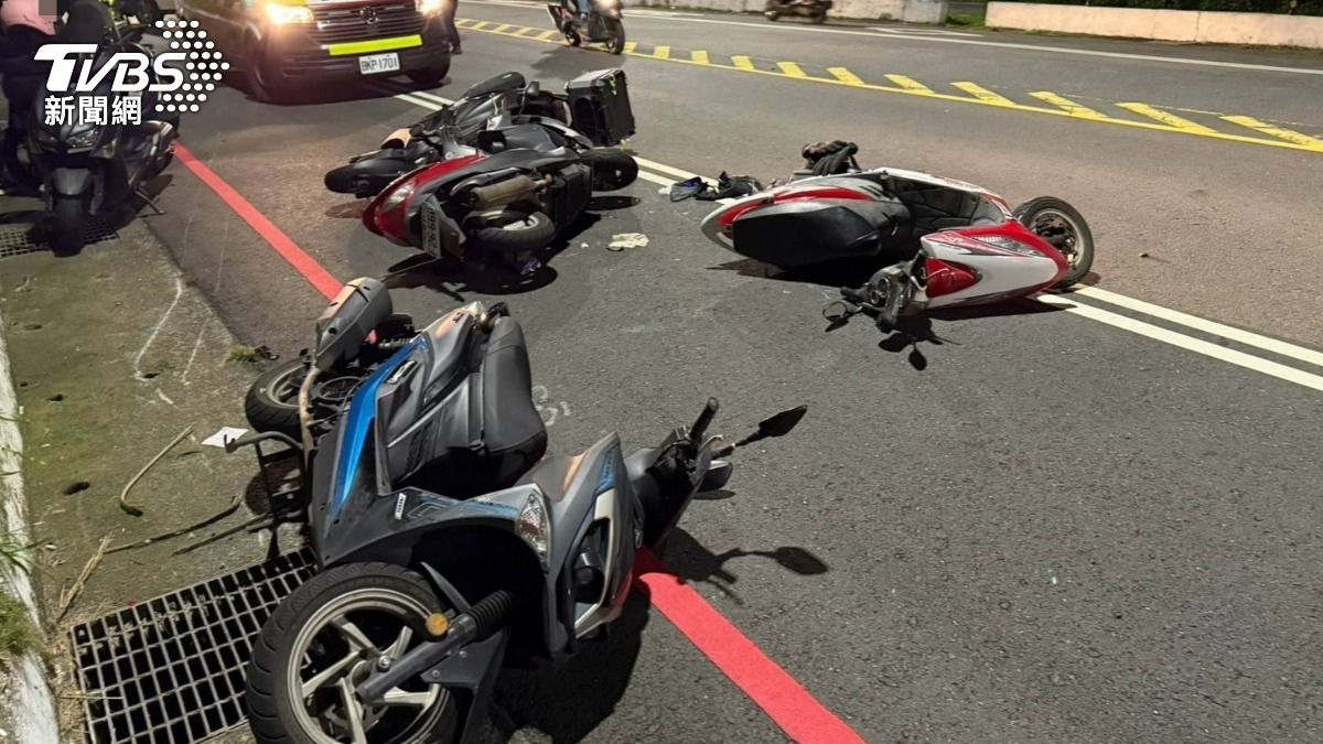 機車皮帶斷裂急停，導致後車追撞。（圖／TVBS）