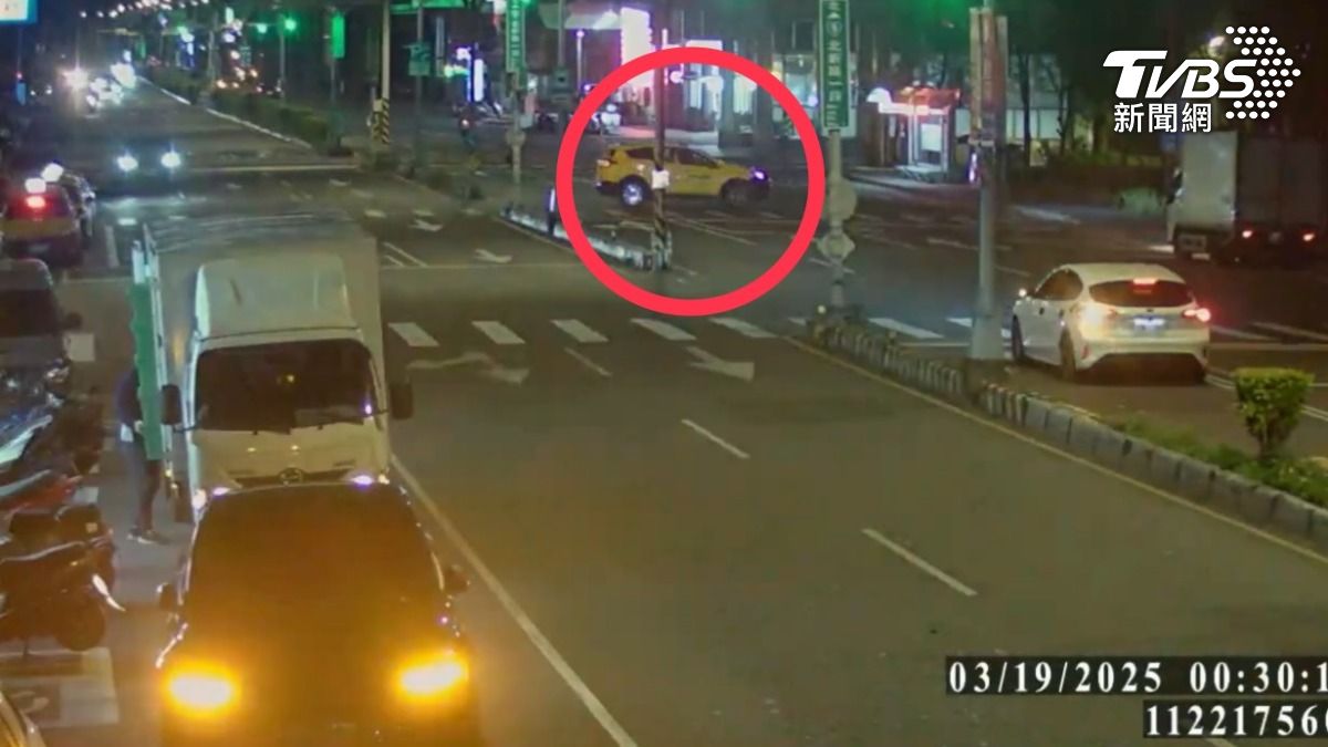 男童攔下計程車。（圖／TVBS）