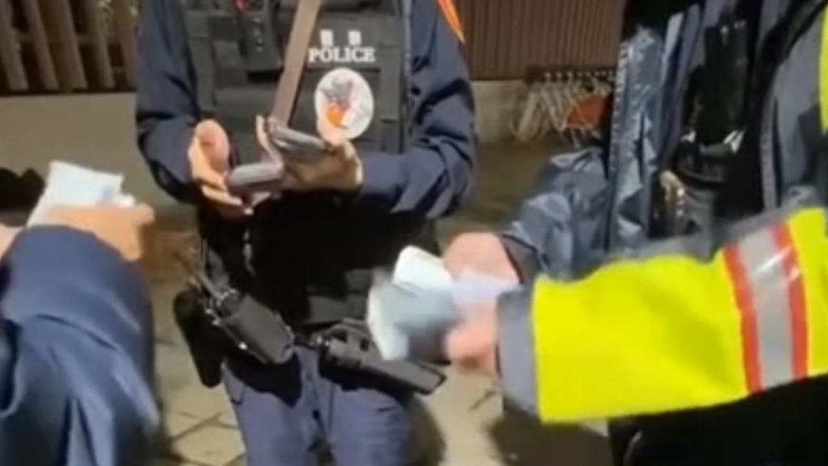 高雄3名熱心民眾協助失主將散落的鈔票撿回。（圖／翻攝自社會事新聞影音）