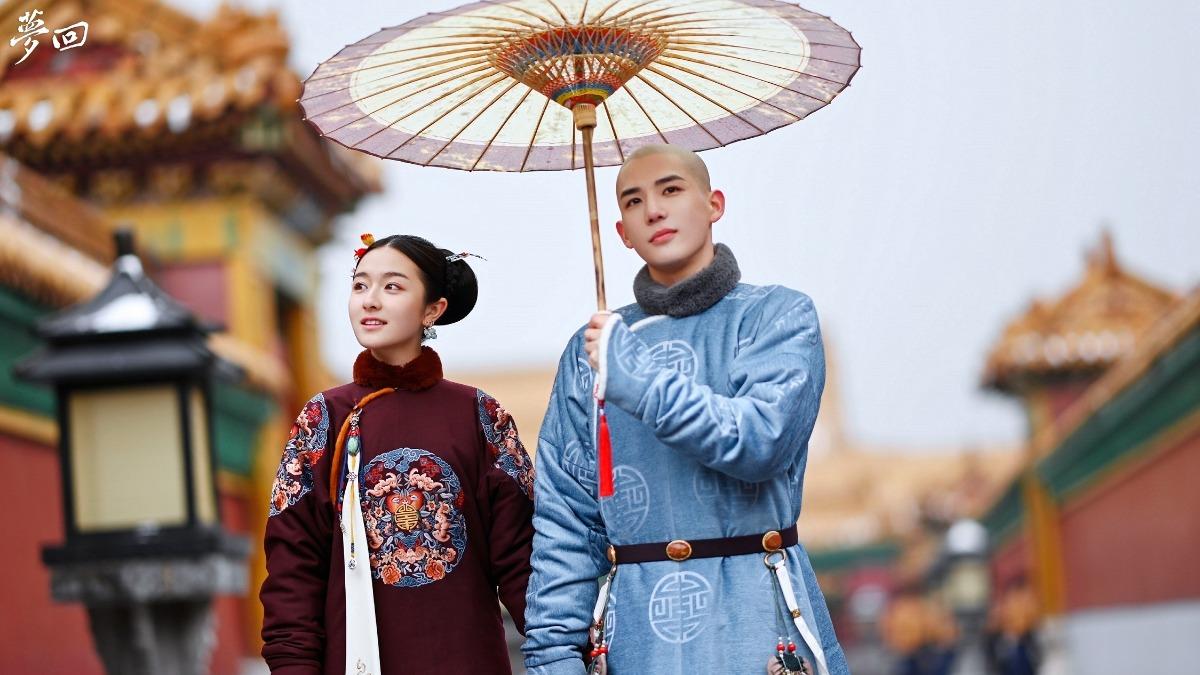 李蘭迪（左）和王安宇在《夢回》穿越時空蜜戀。（圖／八大提供）