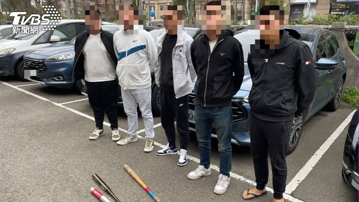 警方在桃園市平鎮區查獲5男。（圖／TVBS）