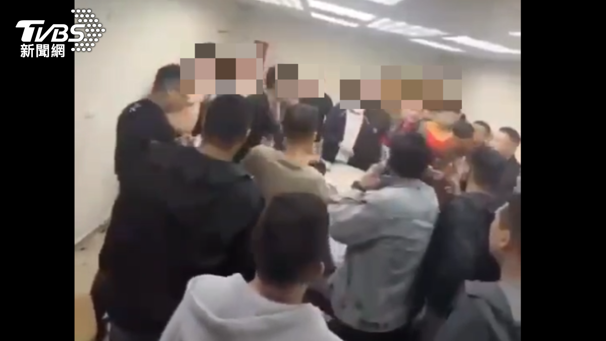 兩派人馬互相叫囂。（圖／TVBS）