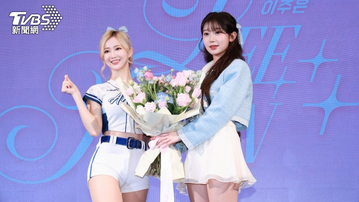 秀秀子獻花給李珠珢。（圖／趙世平攝）