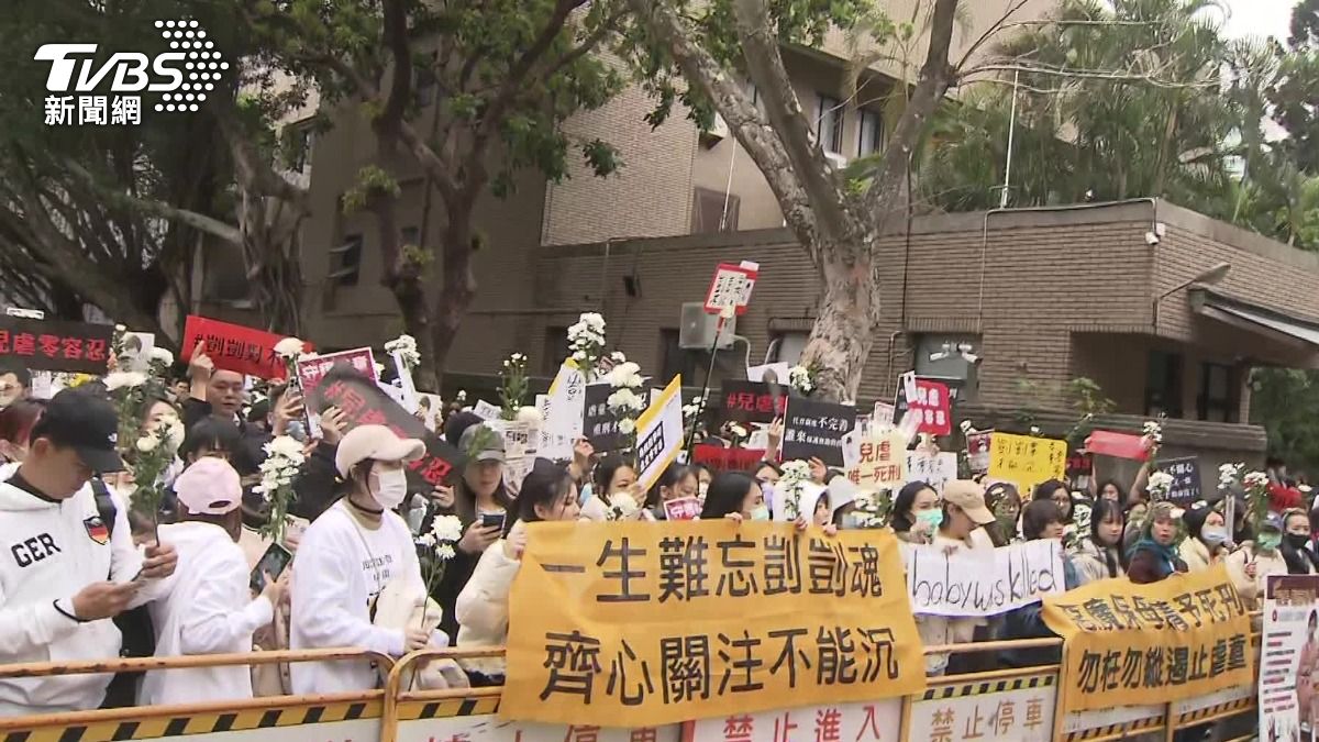 民眾在法院外聲援剴剴案，高呼虐童致死「唯一死刑」。（圖／TVBS）