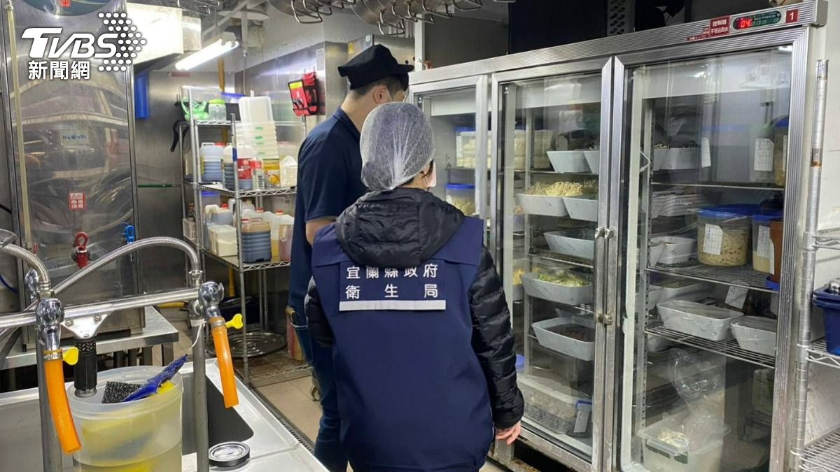 民眾用餐完回家開始上吐下瀉，衛生局獲報前往稽查。（圖／TVBS）