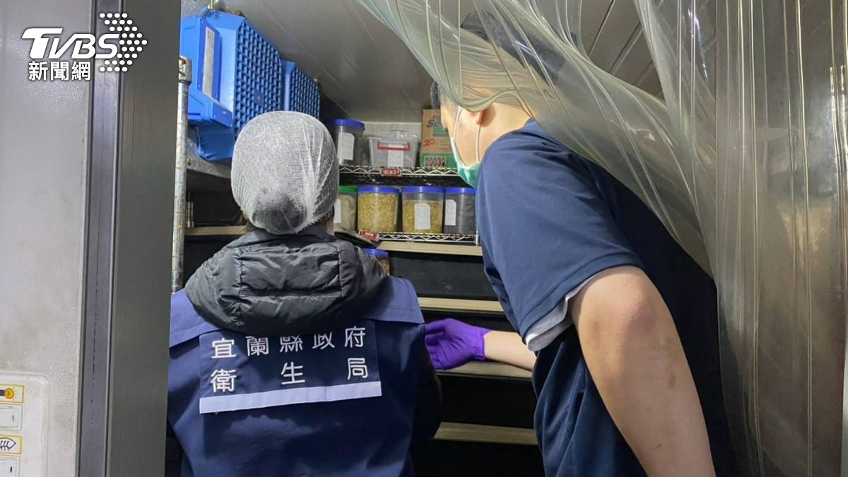 民眾用餐完回家開始上吐下瀉，衛生局獲報前往稽查。（圖／TVBS）