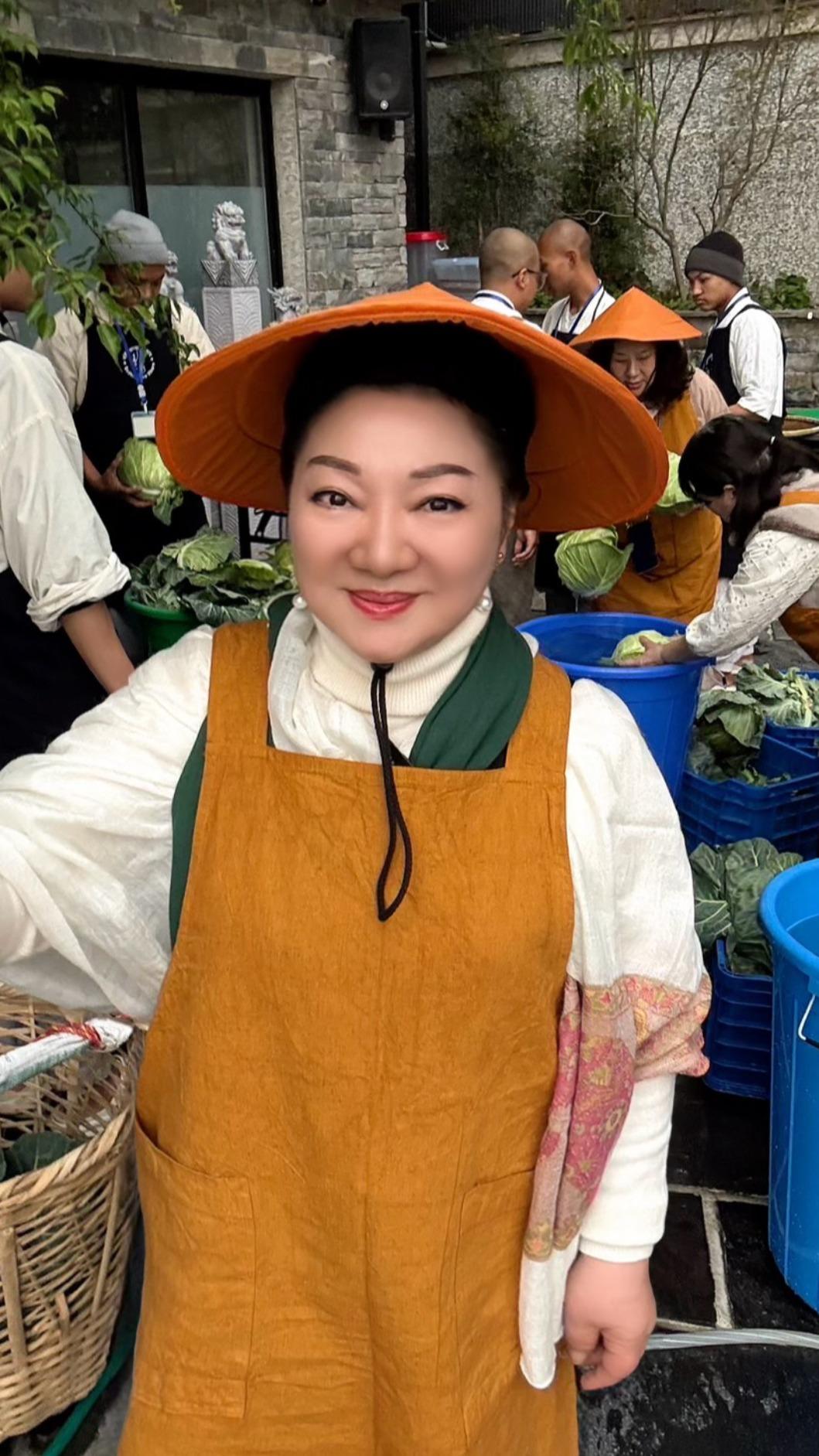 白冰冰在菩薩沙彌學院幫忙洗菜。（圖／長興影視提供）