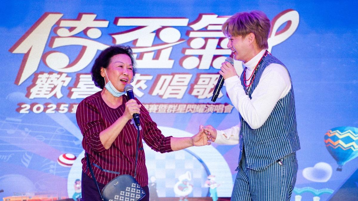許富凱與長輩合唱同樂。（圖／臺東縣政府社會處提供）