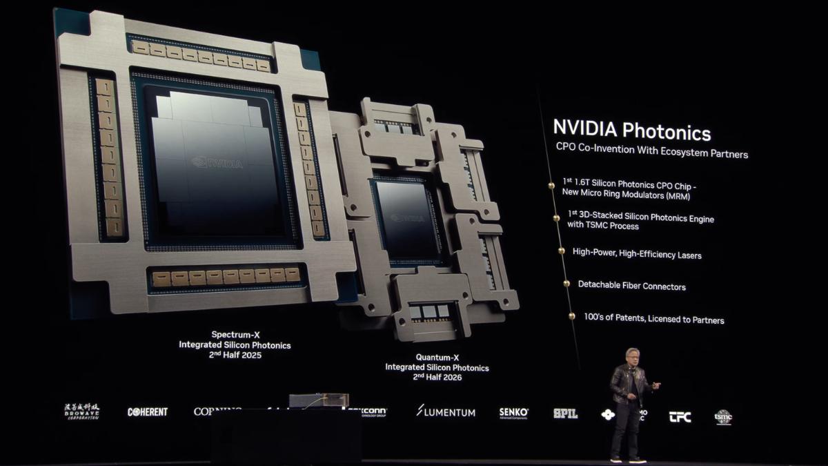 輝達執行長黃仁勳在GTC大會展示矽光子交換器。（翻攝自NVIDIA YouTube頻道）