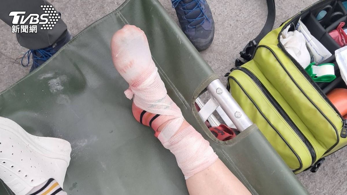 多名登山客遭落石砸傷。（圖／TVBS）