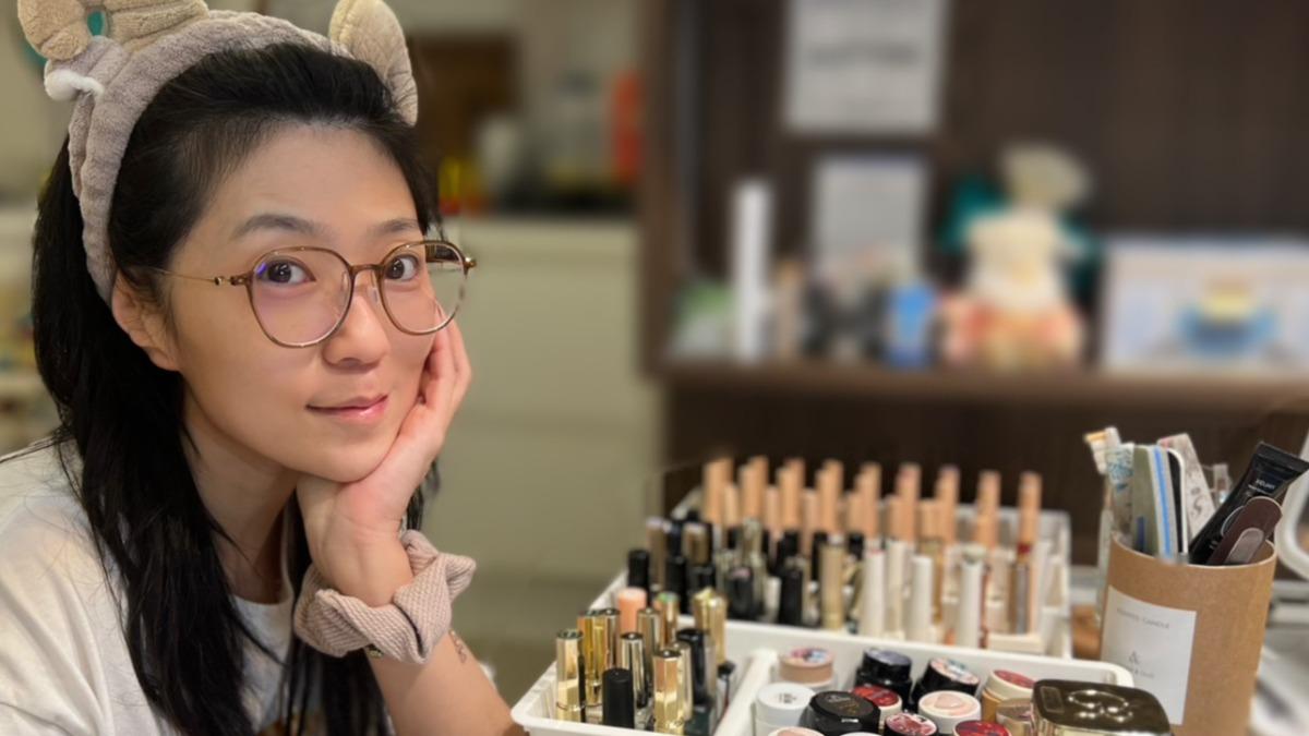 曹雅雯靠作美甲舒壓。（圖／阿爾發音樂提供）