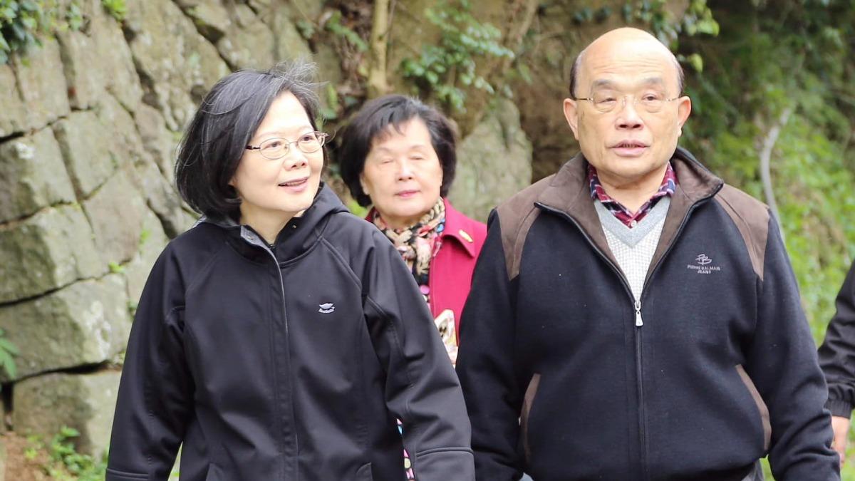 蔡英文、蘇貞昌相約爬山，引發外界揣測。（圖／翻攝自蔡英文臉書）