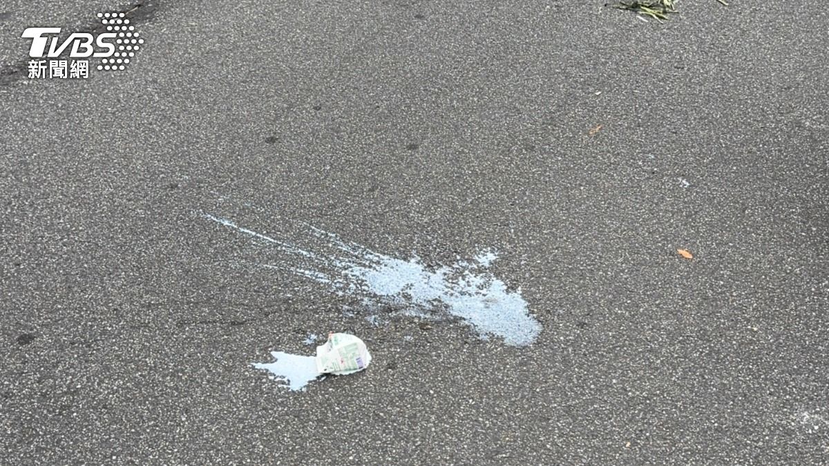 院區外有人直接丟牛奶。（圖／TVBS）