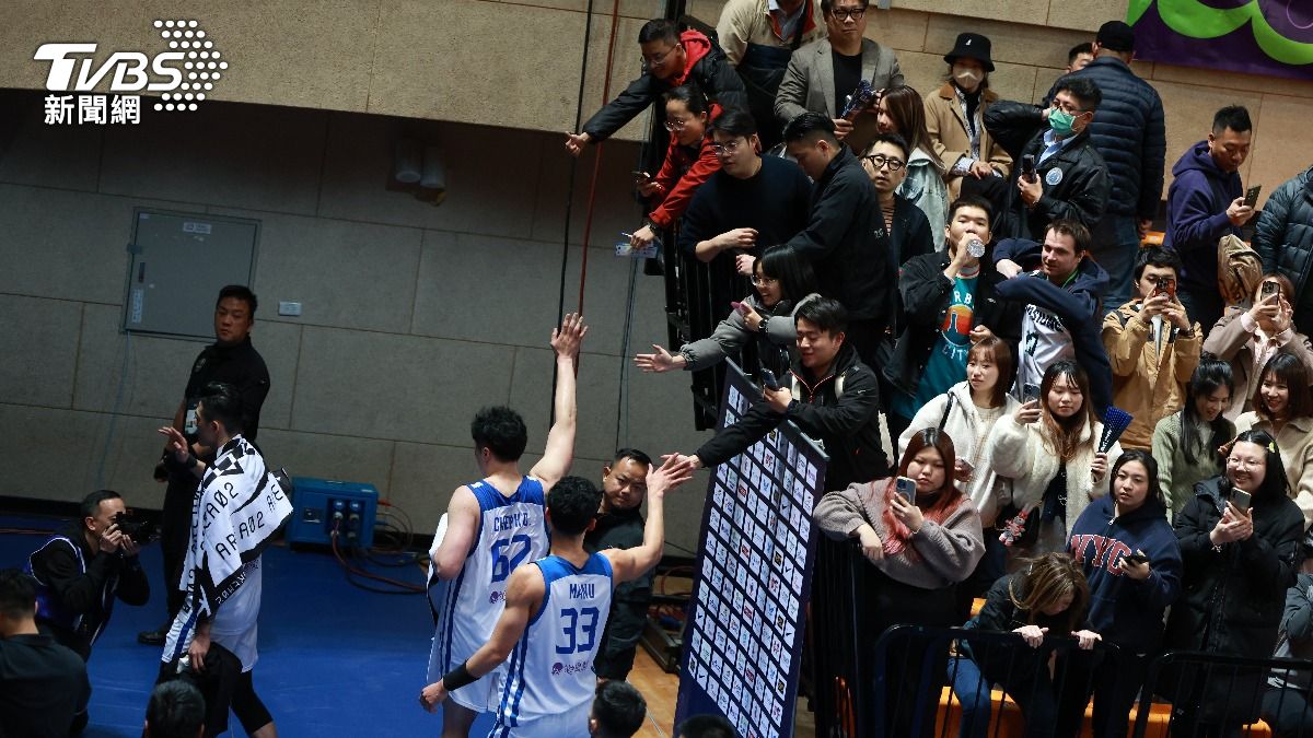 中華隊40分大勝關島後離場，和場邊球迷擊掌。（圖／華子琛攝）