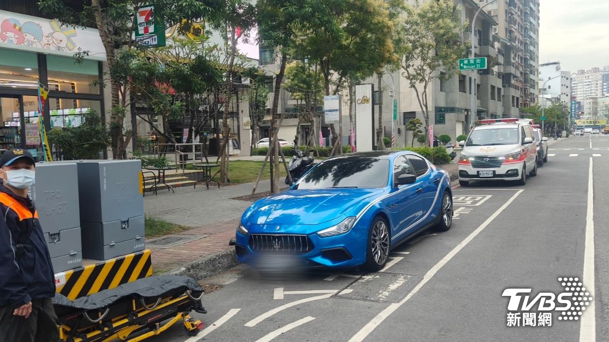 羅姓車主剛停好車，突遭2名陌生男砸車、毆打。（圖／TVBS）