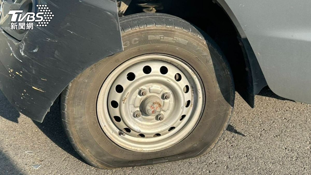 小貨車拒檢衝撞，警方立即朝其前輪射擊4槍。（圖／TVBS）