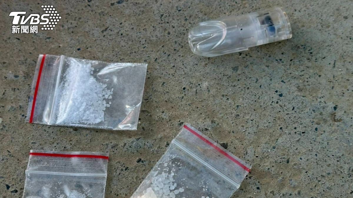 警方在車內查獲K他命三包、菸彈等證物。（圖／TVBS）