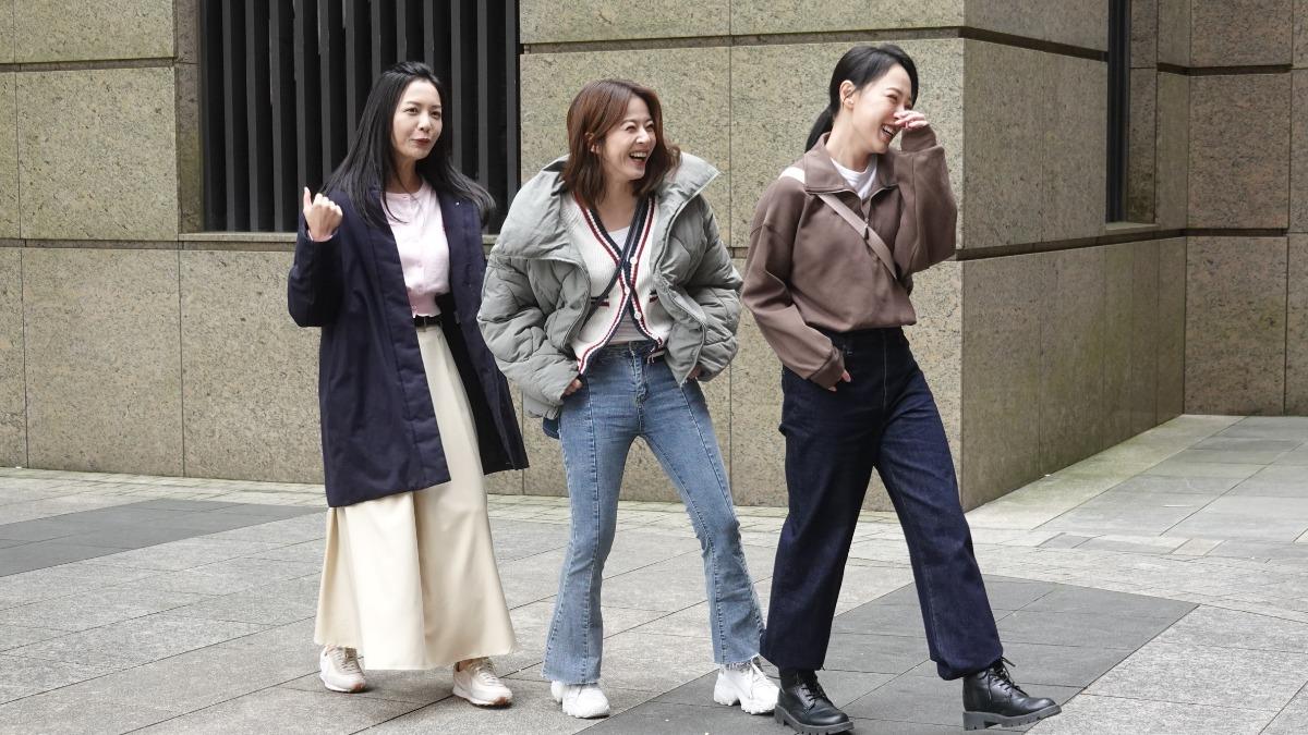 左起何蓓蓓、蘇晏霈、林筳諭，拍戲拍出好交情。（圖／民視提供）