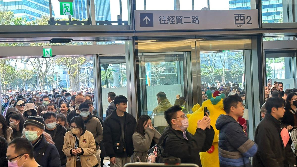 南港Lalaport開幕首日。(圖／許稚佳攝）