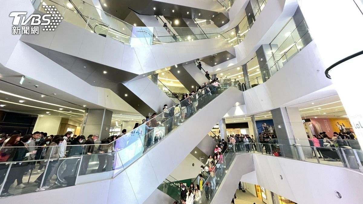 南港Lalaport開幕首日。(圖／鄭名崴攝）