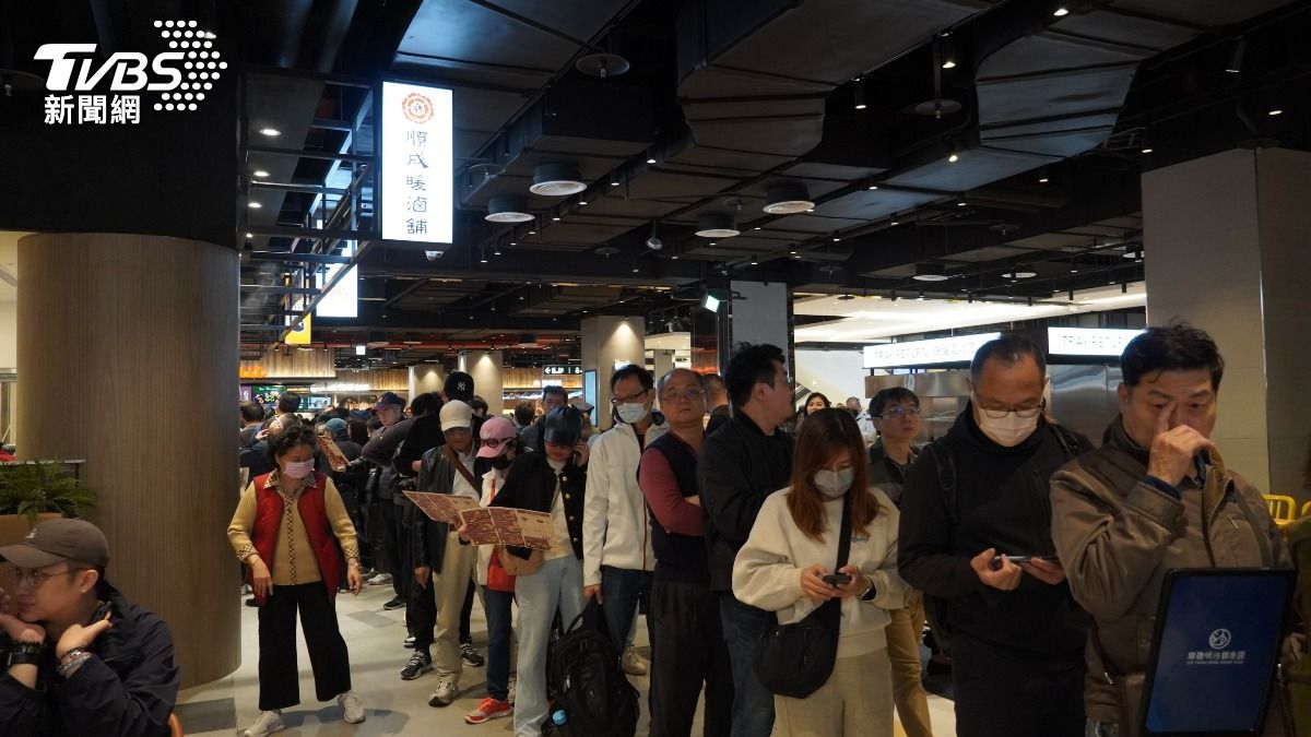 民眾在美食街搶排隊。（圖／鄭名崴攝）