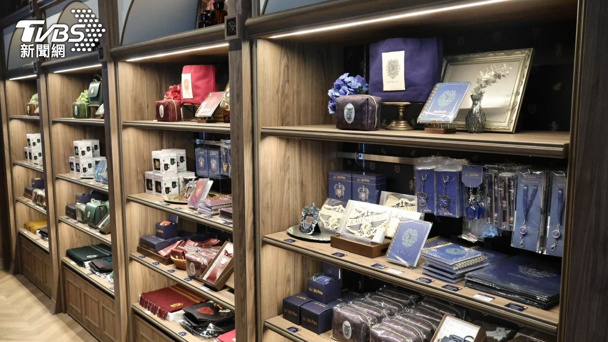 哈利波特專賣店販售多款商品。（圖／潘建樺攝）