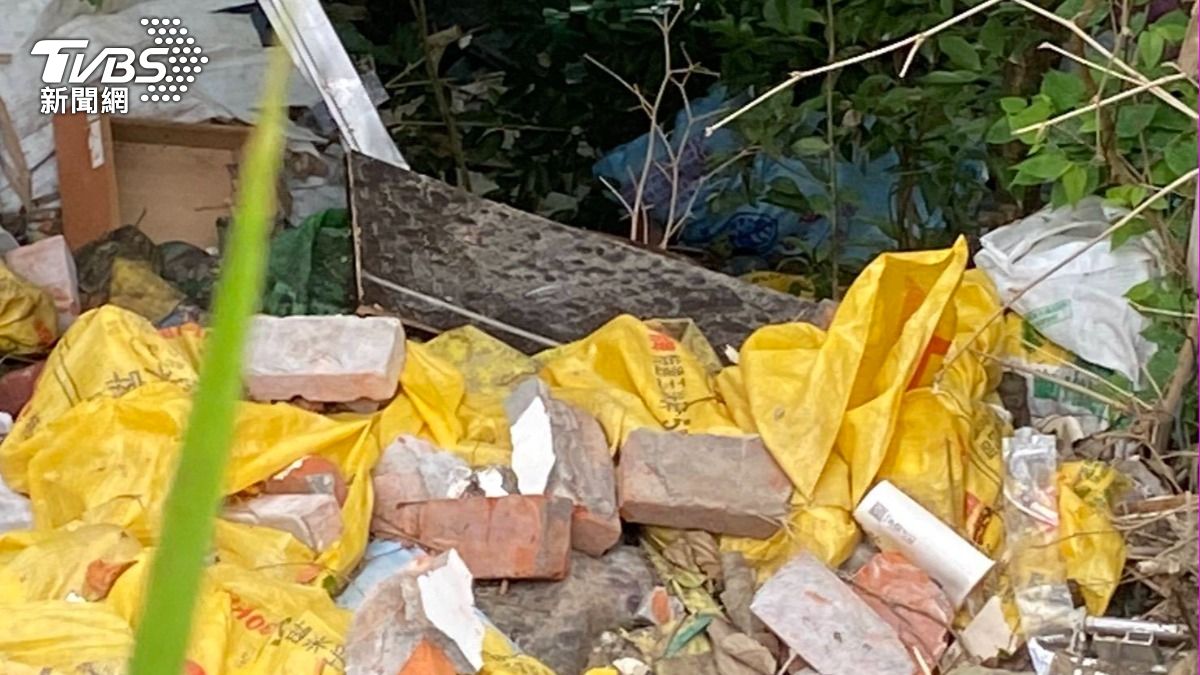 周男丟棄1噸多的廢棄物。（圖／TVBS）