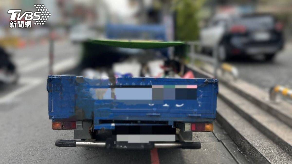 周男深夜開貨車亂丟廢棄物。（圖／TVBS）