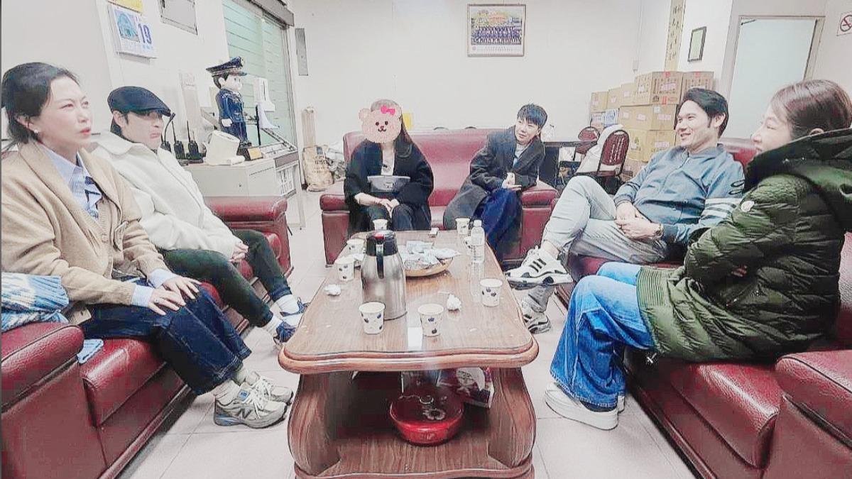 蕭敬騰夫妻(左)和陳怡蓉夫妻(右)深夜聚會現身烘爐地。(圖/讀者提供)