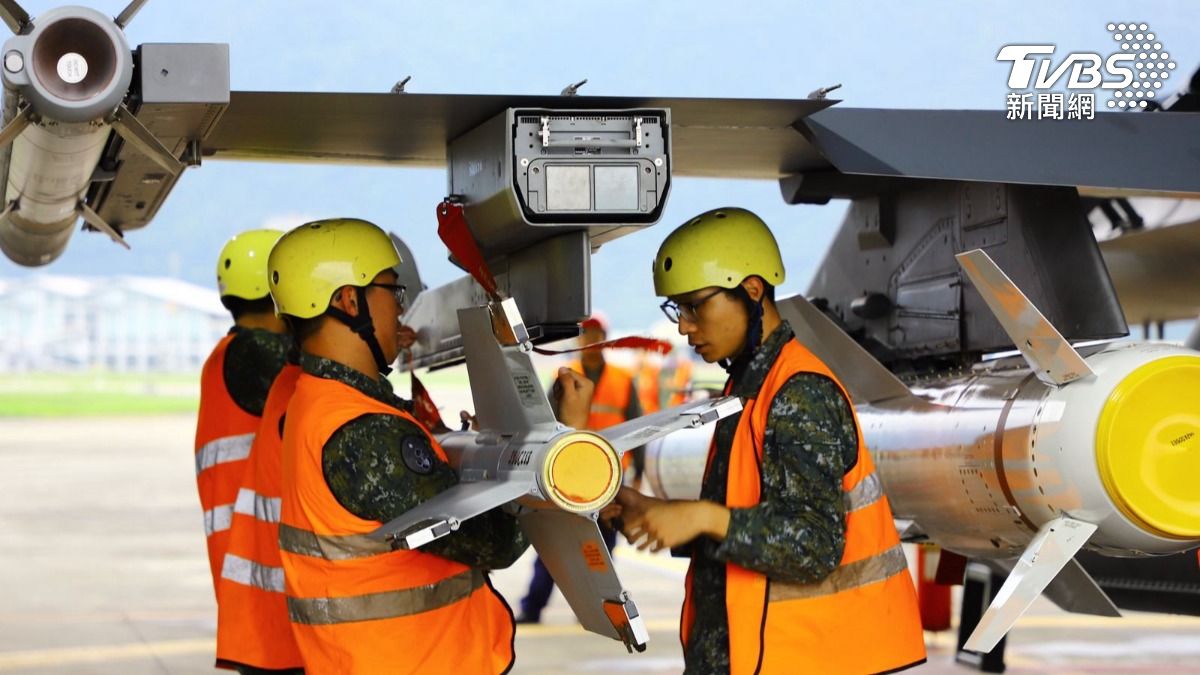 軍方公布空軍第五聯隊F-16V戰機掛載實彈照片，F-16V戰機裝備的AN/ALE-50「拖曳誘餌系統」罕見曝光。（圖／國防部提供）
